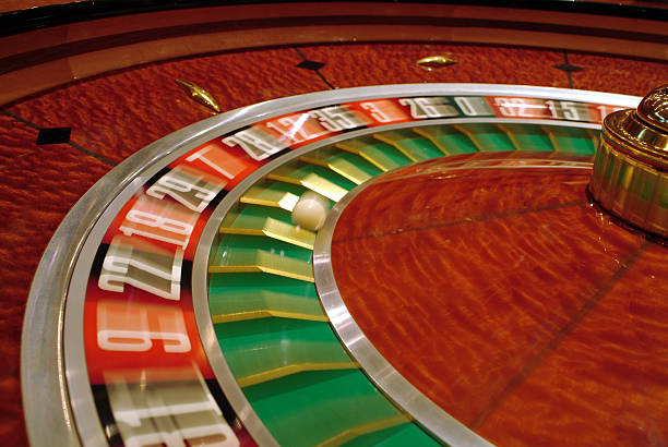 Live dealer table interface on klasik toto mobile app showing multiple camera angles and chat box